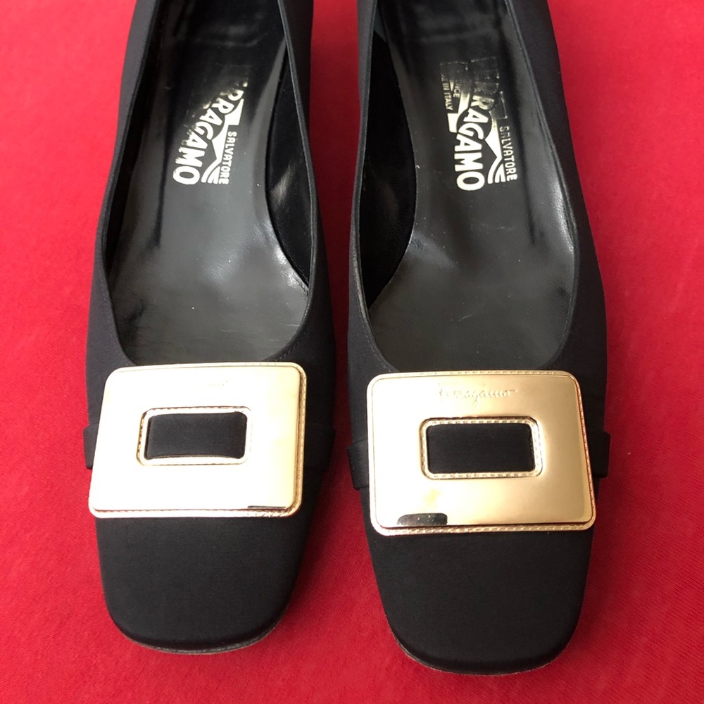 Salvatore Ferragamo’s pump shoes Golden Buckle sz9